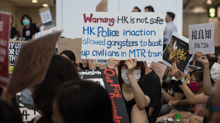 A violência da polícia a ligar com as manifestações tem criado mais tensão entre o governo e as pessoas de Hong Kong. Foto: Jerome Favre/EPA
