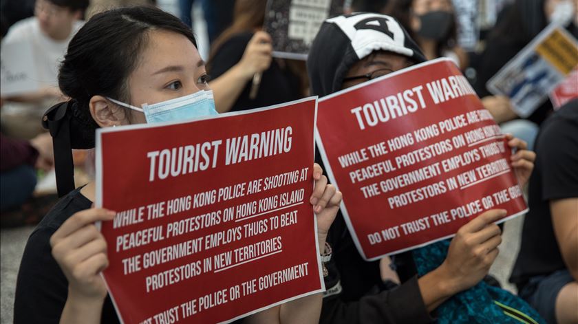Os manifestantes querem chamar a atenção dos turistas para a lei  de extradição. Foto: Jerome Favre/EPA