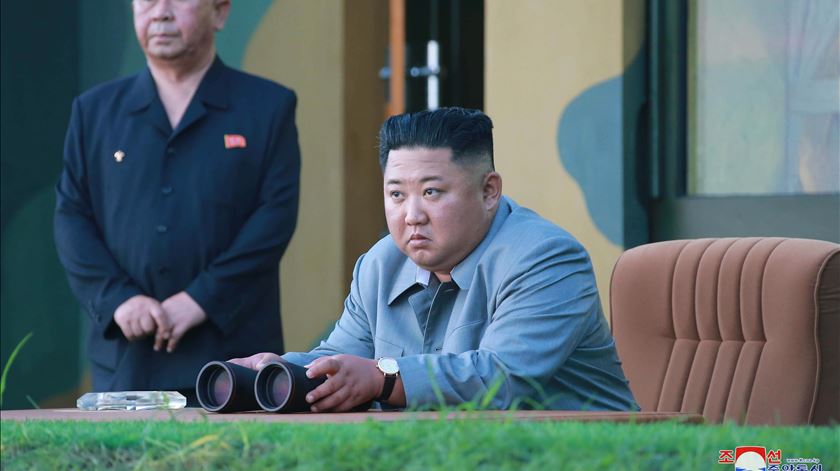 Apesar dos encontros com Donald Trump, Kim Jong-un volta a ameaçar desenvolver o potencial nuclear da Coreia do Norte. Foto: KCNA