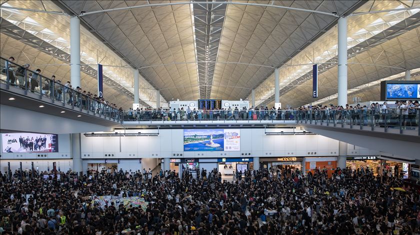Centenas de pessoas participam no protesto no aeroporto internacional de Hong Kong.  Foto: Jerome Favre/EPA