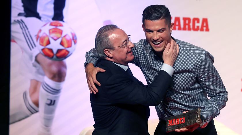Florentino Pérez em grandes abraços com Cristiano Ronaldo. Foto: Kiko Huesca/EPA