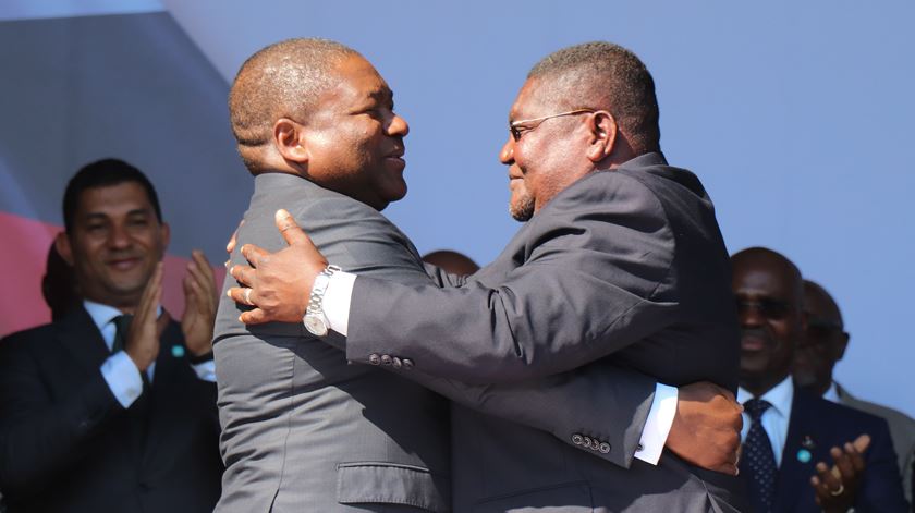 Abraço entre o Presidente moçambicano, Filipe Nyusim e o líder da Renamo, Ossufo Momade. Foto: André Catueira/Lusa