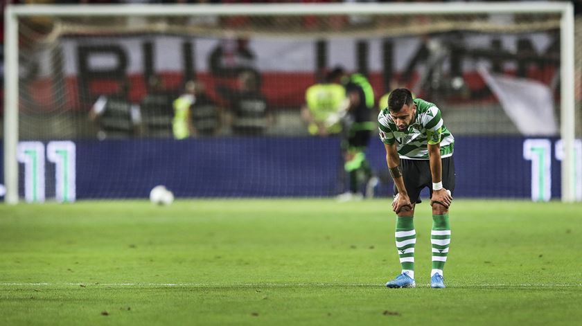 Bruno Fernandes fica, pelo menos, mais uma época no Sporting. Foto: Mário Cruz/EPA