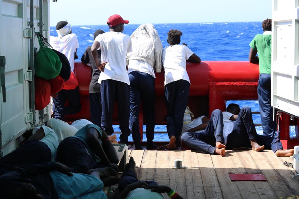 Migrantes a bordo do navio humanitário Ocean Viking. Foto: MSF