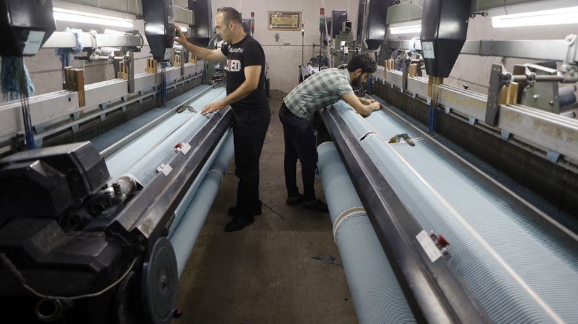 Trabalhadores cristãos pedem salários que permitam uma vida digna. Foto: EPA