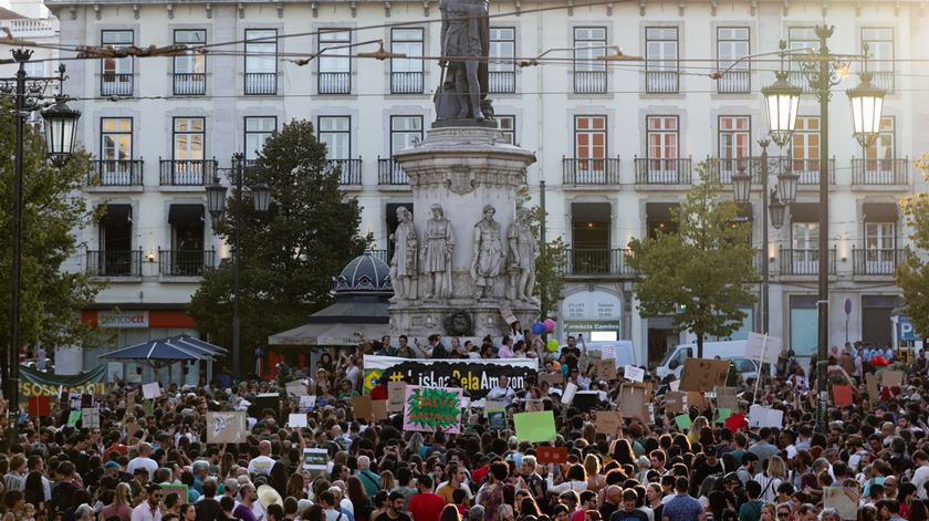 Manifestantes participam na concentração "Lisboa pela Amazónia" organizada pelo Fórum Indígena de Lisboa contra os incêndios na Amazónia realizada na Praça Luís de Camões, Lisboa. Foto: Tiago Petinga/ Lusa