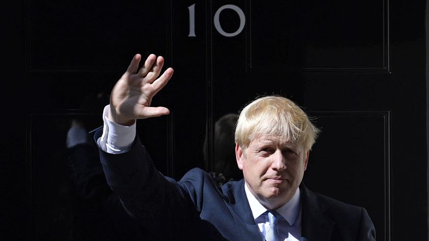 Boris Johnson à porta da residência oficial de Downing Street. Foto: Neil Hall/EPA