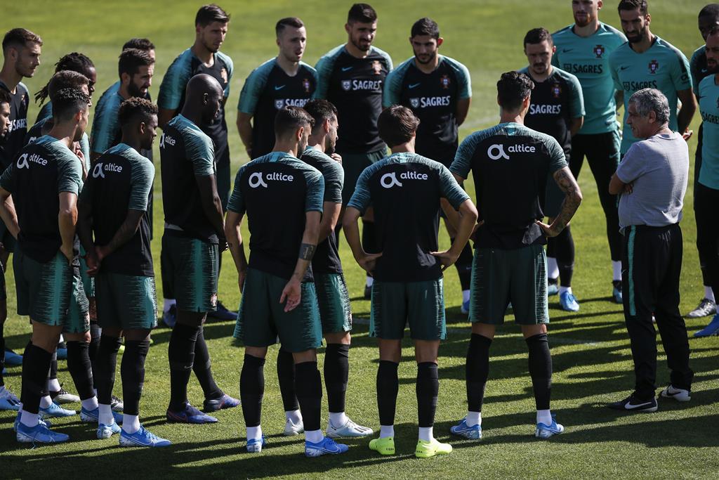 Fernando Santos admite já ter entre 18 a 20 jogadores certos na convocatória para o Europeu Foto: Rodrigo Antunes/Lusa
