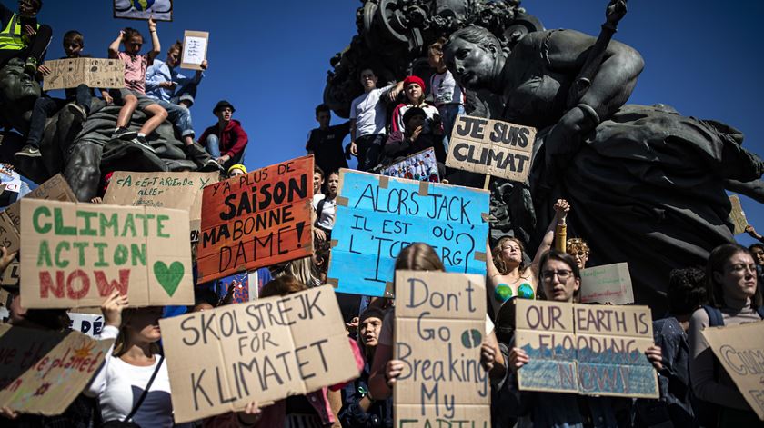Ativistas pelo clima continuam a fazer-se ouvir em todo o mundo. Foto: Ian Langsdon/EPA