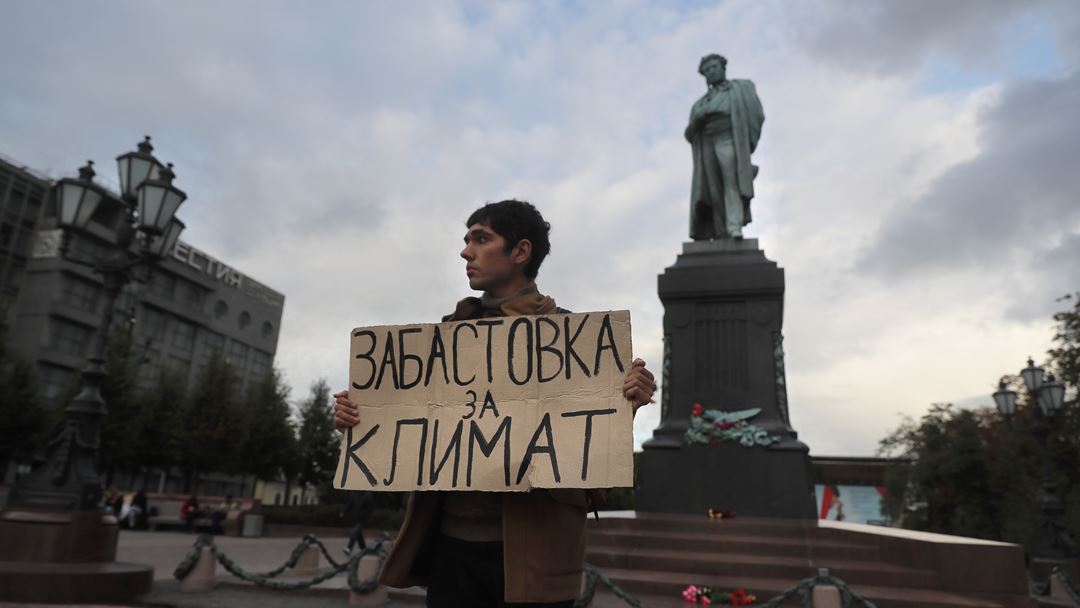 Em Moscovo, jovem exibe cartaz em defesa do planeta. Foto: Sergei Ilnitsky/EPA
