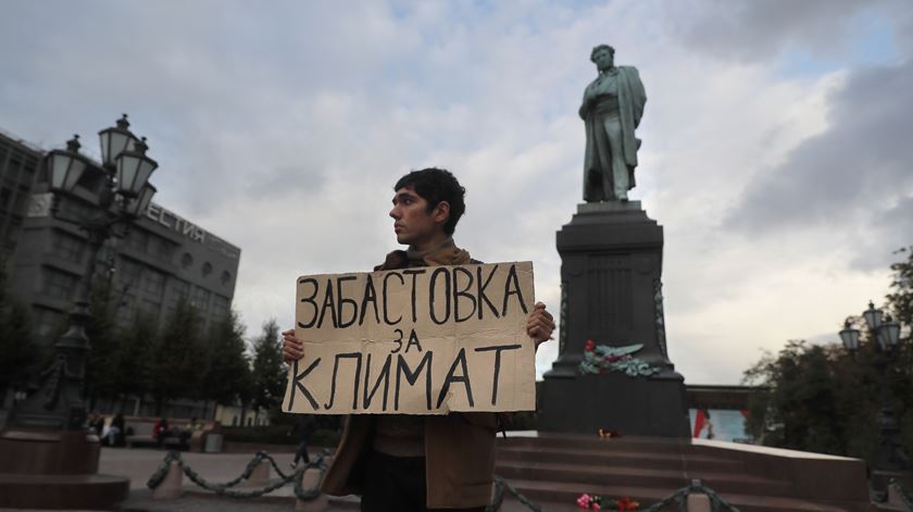 Manifestante em Moscovo durante a greve mundial pelo clima. Foto: Sergei Ilnitsky/EPA
