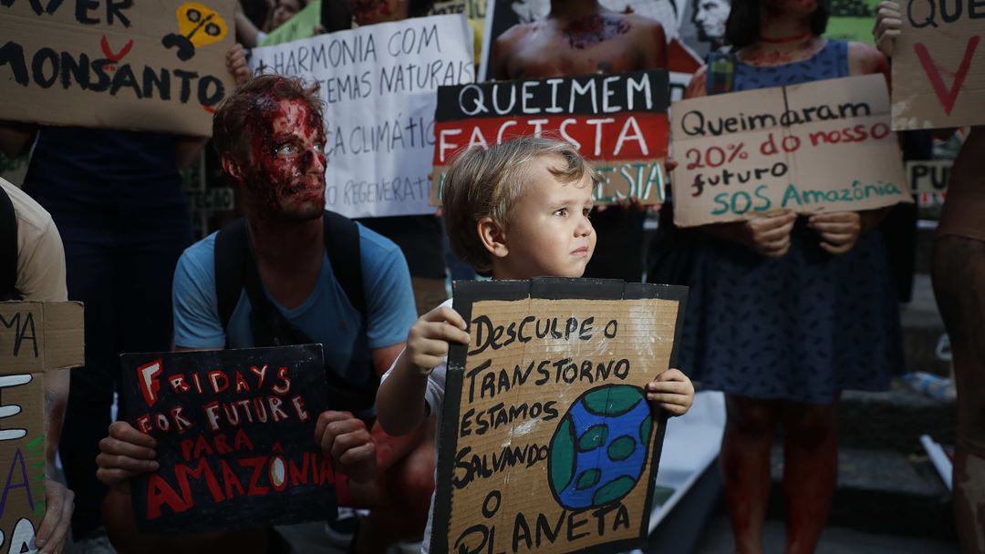 Protesto no Rio de Janeiro, Brasil, país em foco devido aos incêndios na Amazónia.. Foto: Marcelo Sayão/EPA