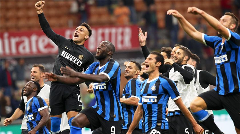 Inter derrota Milan. Foto: Roberto Bregani/EPA
