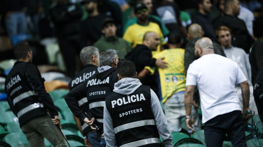 Adeptos do Sporting protestam após derrota com o Rio Ave para a Taça da Liga. Foto: Rodrigo Antunes/Lusa