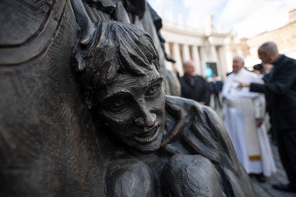 Papa junto a escultura dedicada aos migrantes e refugiados Foto: Vatican Media/EPA
