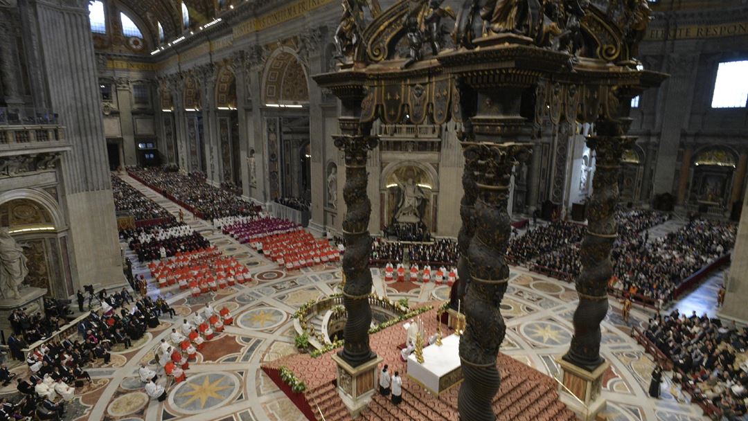 A celebração começou com um momento de oração em silêncio, do Papa, diante do altar da Confissão, sobre o túmulo do apóstolo São Pedro, seguindo-se a saudação dos novos cardeais.