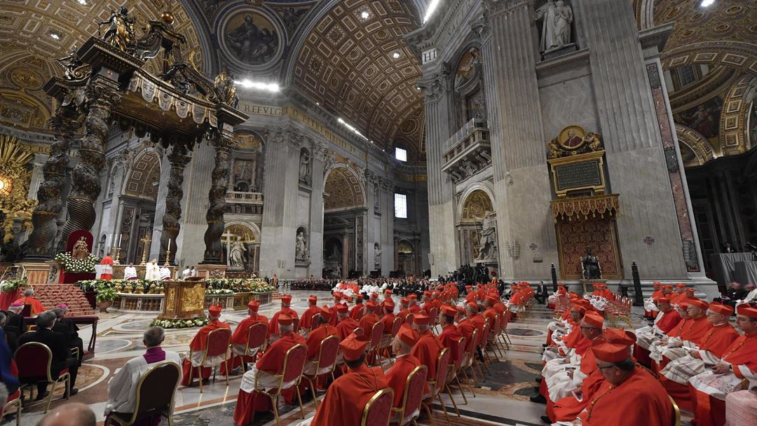 Cada um dos novos cardeais ajoelhou-se para receber o barrete cardinalício, de acordo com a ordem de criação: D. José Tolentino Mendonça foi o segundo dos 13 prelados presentes.