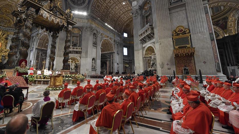 Cada um dos novos cardeais ajoelhou-se para receber o barrete cardinalício, de acordo com a ordem de criação: D. José Tolentino Mendonça foi o segundo dos 13 prelados presentes.