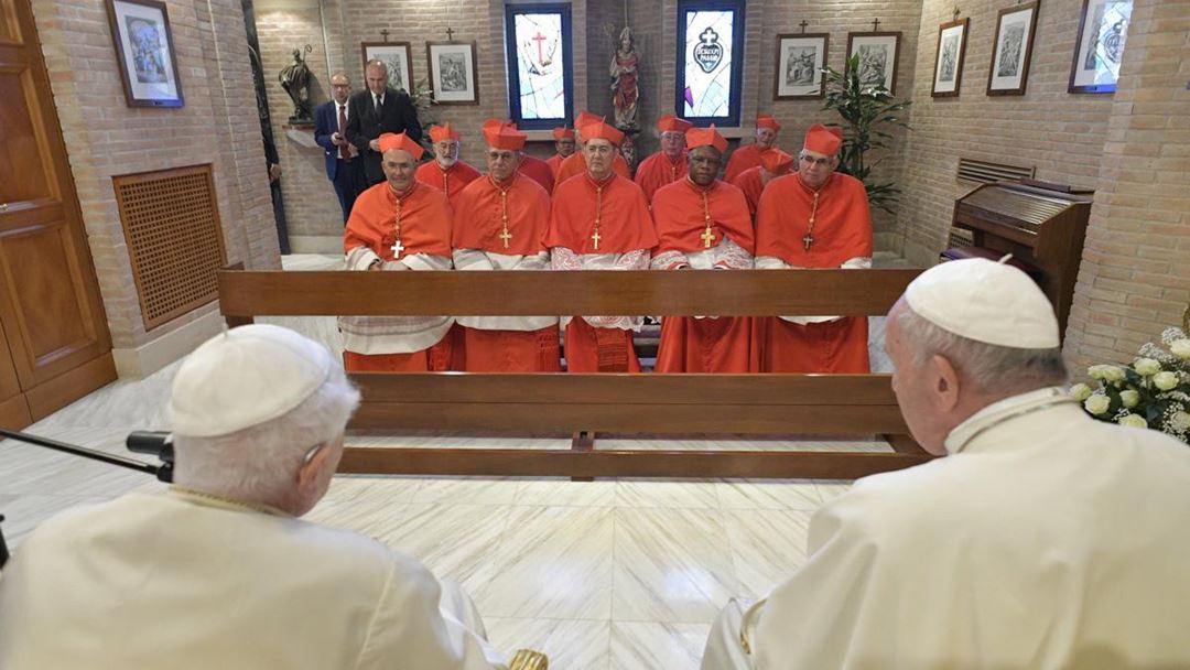 Após o Consistório, Francisco e os novos cardeais cumprimentaram o Papa emérito Bento XVI, com quem rezaram no Mosteiro Mater Ecclesiae, onde este reside.