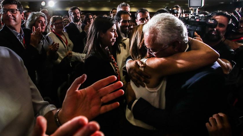 António Costa abraça a mulher na sede de campanha socialista. Foto: Mário Cruz/Lusa