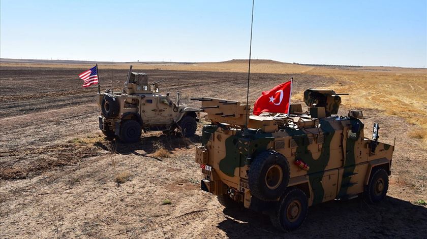 Tropas americanas e turcas na zona de segurança no norte da Síria. Foto: EPA