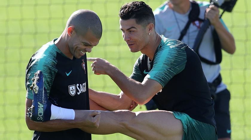 Cristiano Ronaldo e Pepe têm laço afetivo estreito. Foto: Manuel de Almeida/Lusa