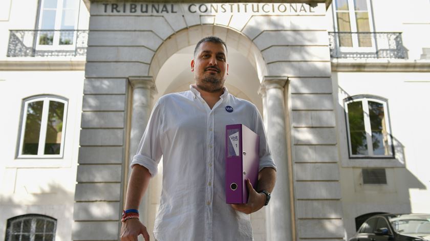 Tiago de Matos Gomes, presidente do Volt Portugal, à porta do tribunal. Foto: Luís Ruivo/Lusa