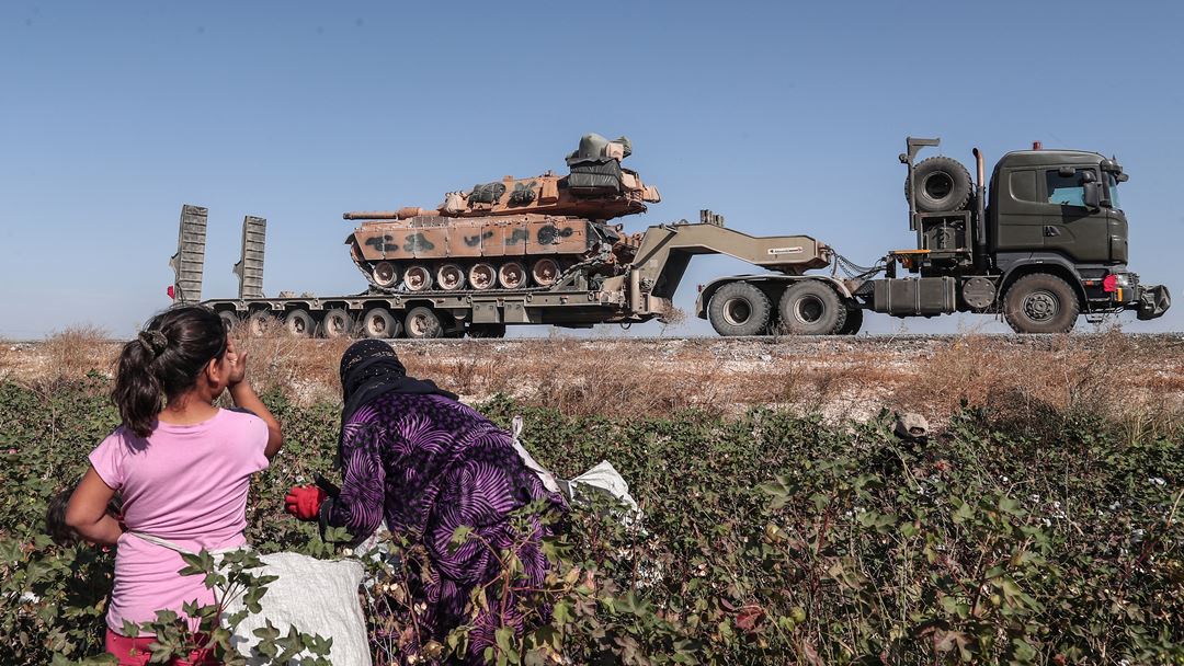 Blindados turcos a caminho da Síria. Foto: EPA