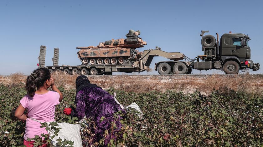 Tropas da Turquia a caminho do nordeste da Síria. Foto: EPA