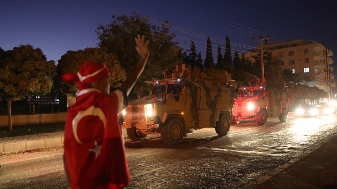 Homem com a bandeira da Turquia apoia soldados que vão para a Síria. Foto: Erdem Sahin/EPA