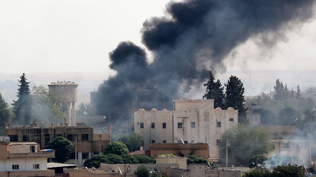 Turquia bombardeia cidade de Ras al-Ein, junto à fronteira. Foto: Erdem Sahim/EPA