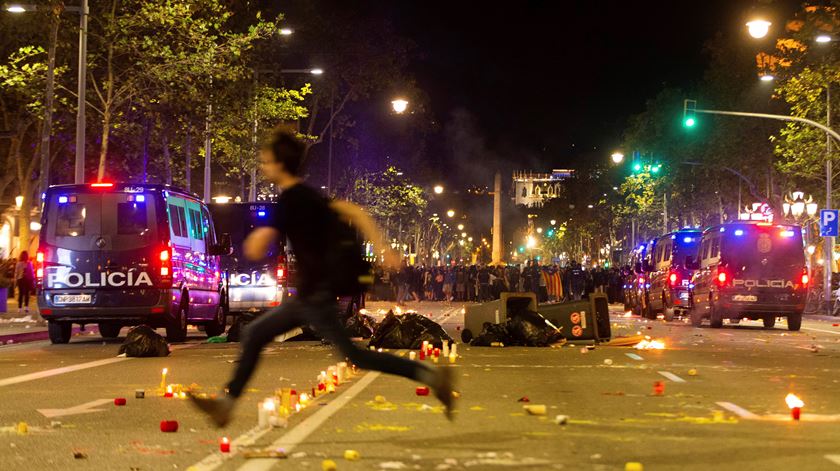 Barcelona passou as últimas noites a ferro e fogo. Foto: Enric Fontcuberta/ EPA