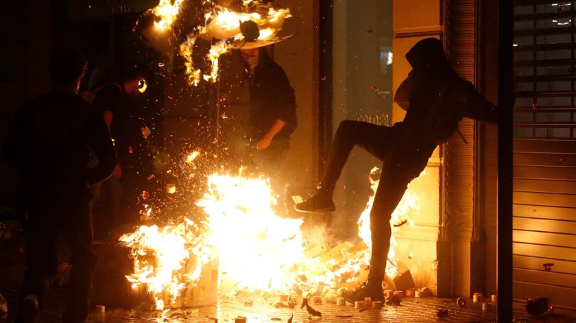 Violência voltou às ruas de Barcelona. Foto: Alejandro Garcia/EPA