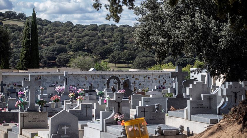 Restrições do Governo impedem muita gente de ir aos cemitérios este fim-de-semana. Foto: Rodrigo Jimenez/EPA