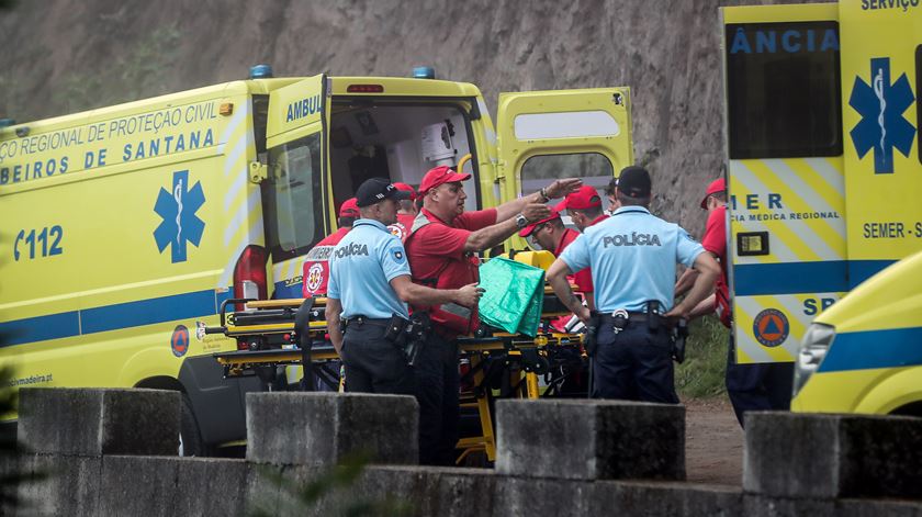 Transporte de feridos na sequência da derrocada na Madeira. Foto: Homem de Gouveia/Lusa