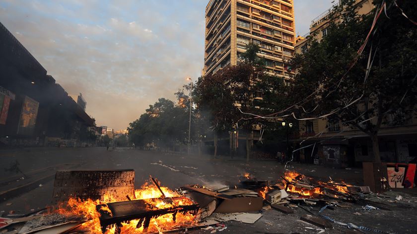 Os manifestantes atearam fogo a barricadas nos protestos em Santiago, capital do Chile. Foto: Elvis Gonzalez/EPA