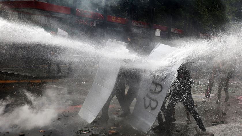 Confrontos entre ativistas e autoridades são uma constante nos protestos em Santiago, Chile. Foto: Elvis Gonzalez/EPA