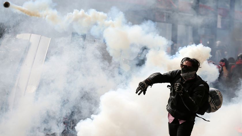 Confrontos entre ativistas e autoridades são uma constante nos protestos em Santiago, Chile. Foto: Elvis Gonzalez/EPA