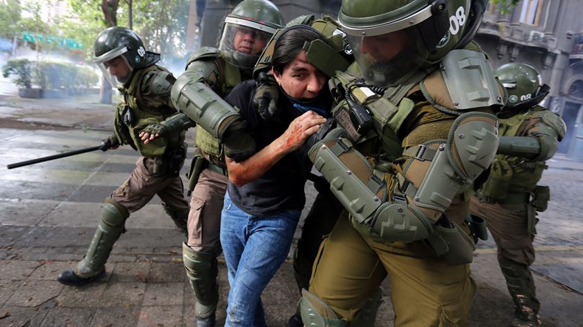 O Chile vive uma agitação social sem precedentes, que não é exclusiva da capital Santiago. Foto: Elvis Gonzalez/EPA
