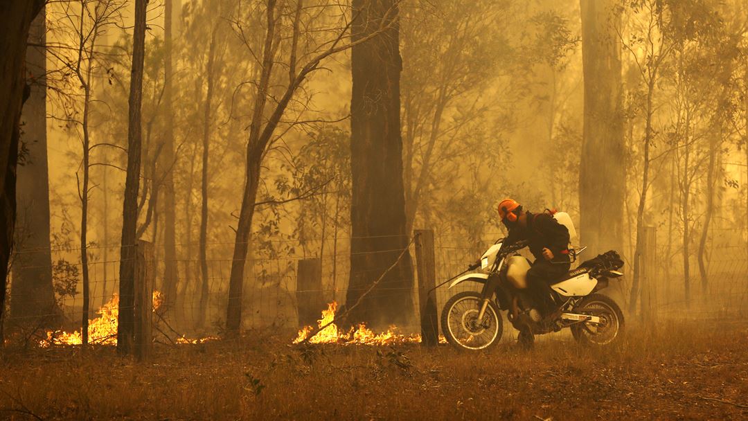 O Governo do estado de Nova Gales do Sul, a região mais afetada pelos incêndios que já causaram três mortos na Austrália, declarou esta segunda-feira o estado de emergência, antecipando o agravamento das condições meteorológicas. Foto: Darren Pateman/EPA