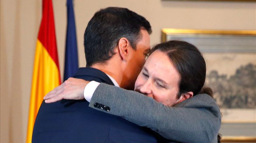 Pedro Sanchez e Pablo Iglesias selaram coligação com abraço. Foto: Paco Campos/EPA