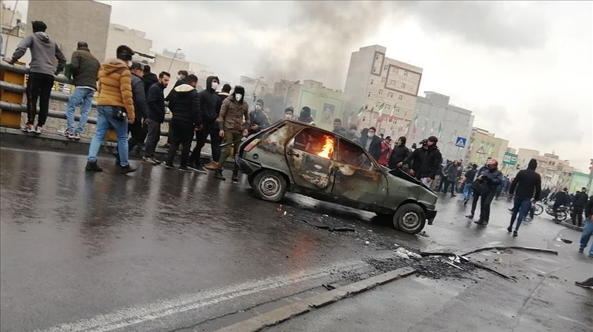 Protesto contra subida dos combustíveis em Teerão Irão Foto: EPA