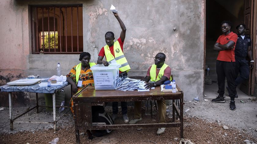 Mesa eleitoral na Guiné-Bissau. Foto: André Kosters/Lusa
