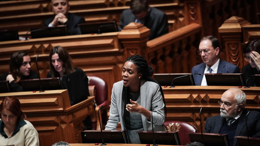 Joacine Katar Moreira, deputada única do Livre, no Parlamento. Foto: Mário Cruz/Lusa
