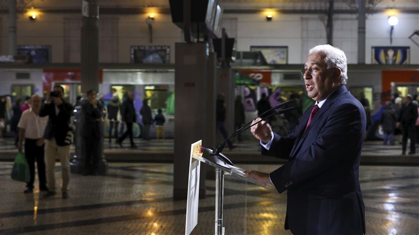 O primeiro-ministro intervém na cerimónia de assinatura do contrato de serviço público entre o Estado e a CP, na Estação do Rossio, em Lisboa. Foto: José Sena Goulão/Lusa