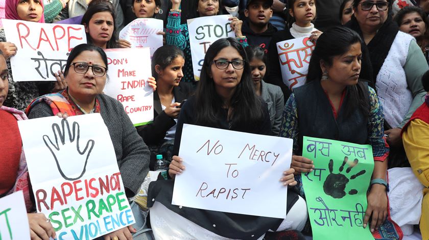 Multidão protesta contra violação em grupo de veterinária de 27 anos. Foto: Rajat Gupta/ EPA