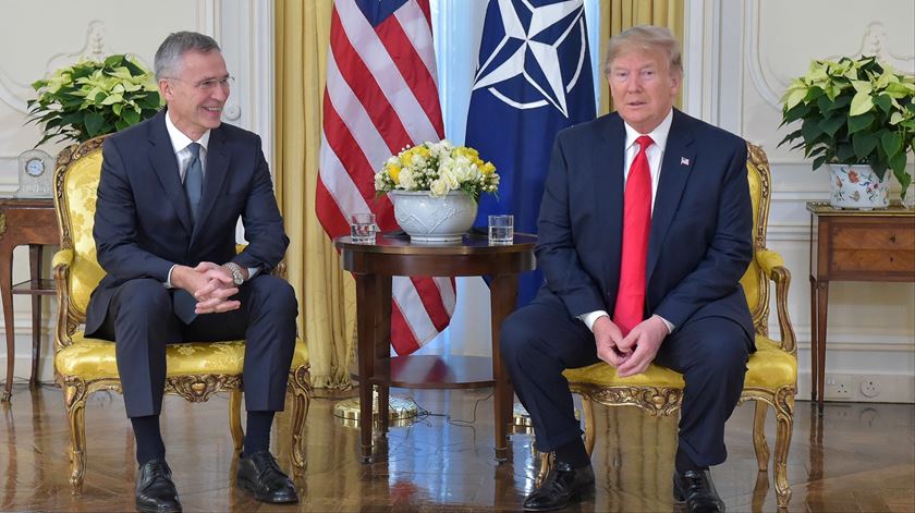 Donald Trump, esta terça-feira, em Londres, com o secretário-geral da NATO, Jens Stoltenberg Foto: EPA