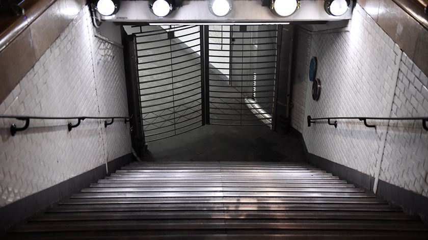 Entrada no metro Chatelet, em Paris, fechada durante a greve nacional francesa. Foto: EPA/Julien de Rosa