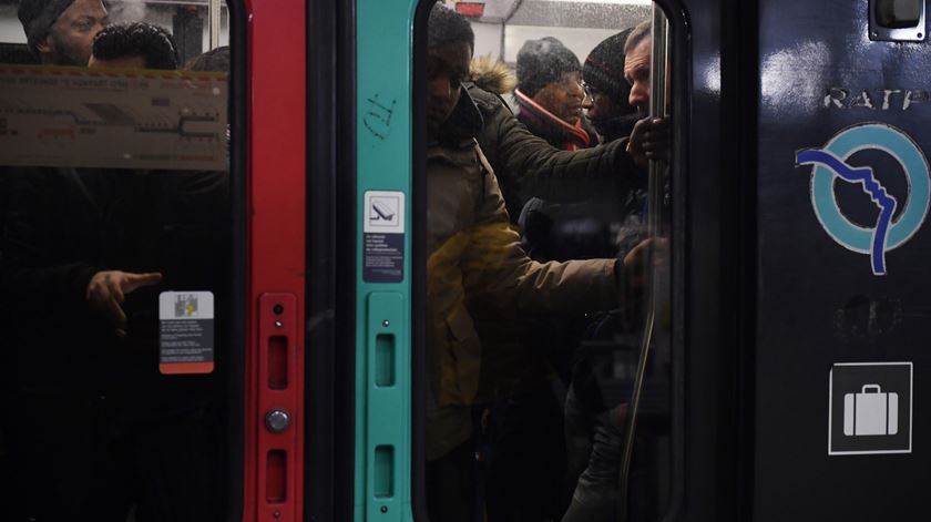 Um das poucas carruagens em funcionamento no Metro da Gare du Nord, em Paris. Foto: EPA/Julien de Rosa