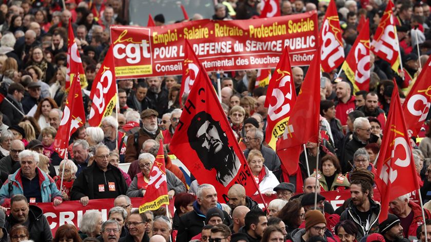 Trabalhadores do setor público e privado a protestar em Marselha contra a alteração do sistema de reformas. Foto: EPA/Guillaume Horcajuelo